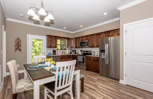 Townsend House | It is wintertime in TN- comfortable, clean, in a gated community & near food!