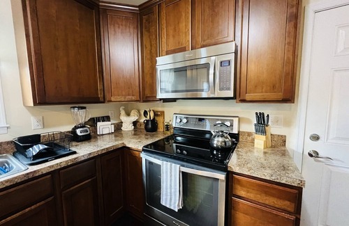 Issue House | It's A Beautiful Day Cottage, Pet Friendly and Walking Distance to the Beach
