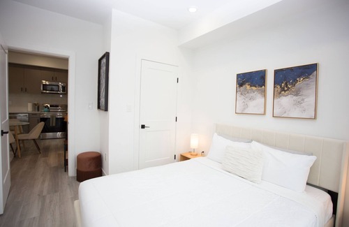 Northeast Bed & Breakfast | It's a Corner unit with cool City Skyline views!