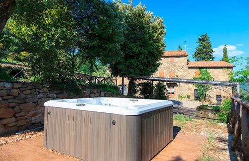 Pieve di Chio Villa | La Casa di Patri - 19th century restored stone house in Tuscany with Jacuzzi