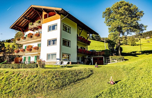 Castelrotto Apartment | Apartment “Haus Lohengrin - Ferienwohnung 3” with Mountain View