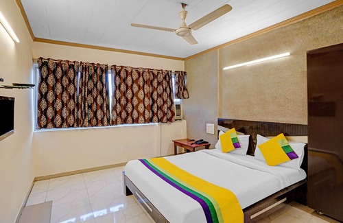 Navrangpura Hotel | Itsy Hotels Aakash,100 Mts From Sardar Patel Stadium