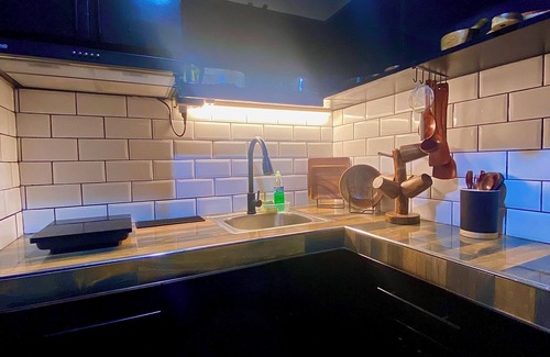 Cainta Condo | IV’s Condo with AC, WiFi, Netflix in Cainta