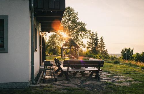 Stara Kamienica House | Izerski Horyzont - dom z balią w leśnej perspektywie