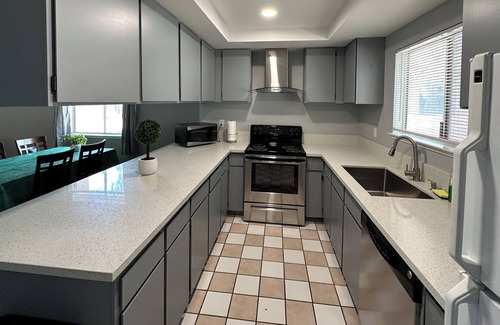 Chinatown Condo | J cozy two bedroom 2 bathroom close strip