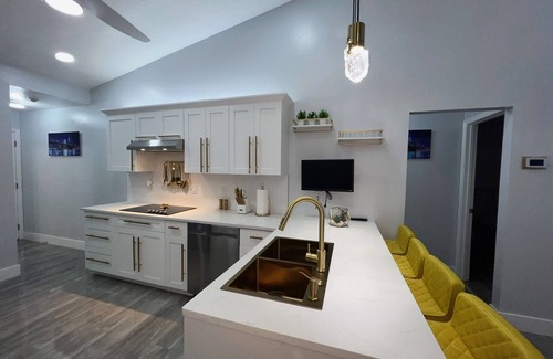 Lake Sarasota House | J&K Dream Home in Sarasota near of Siesta Key. Enjoy our modern, renovated house