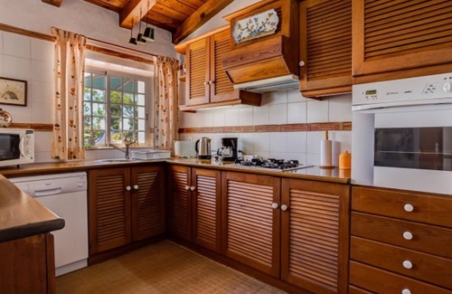 Alcalar House | Jacarandá Apartment in Quinta Velha by LovelyStay