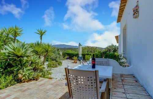Alcalar House | Jacarandá Apartment in Quinta Velha by LovelyStay