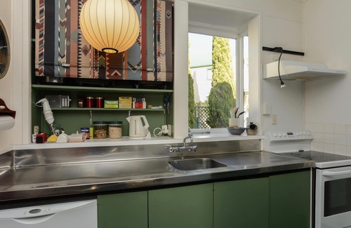 Ahuriri Cottage | Jacaranda Lodge - Napier Hill Holiday Home