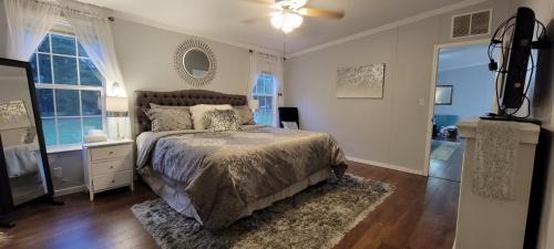 McCutcheon Field House | Jacksonville Ranch with private Hottub and Pool, stocked Pond, Bike and Hiking trails