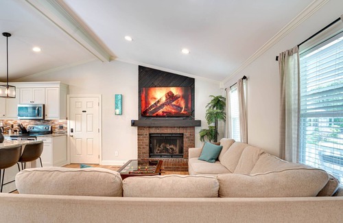 Lawrenceville House | Jacuzzi Hot Tub - Private Pool - Lawrenceville