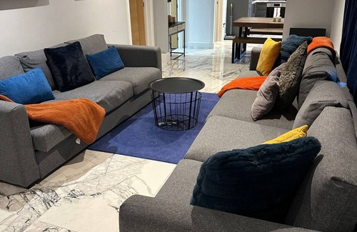 Watford Apartment | Jacuzzi Retreat Watford – 6 Pax