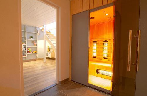 Tzummarum Villa | Jacuzzi & Sauna Villa 2