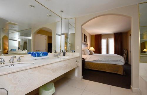 Oro-Medonte Apartment | Jacuzzi Suite with King bed, full kitchen