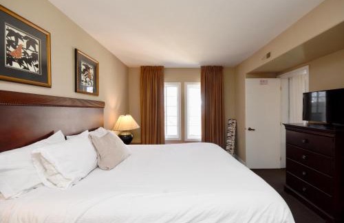 Oro-Medonte Apartment | Jacuzzi Suite with King bed, full kitchen