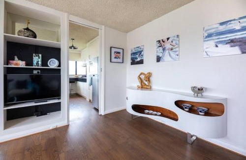 St Kilda West Apartment | Jade - St Kilda Beach Views