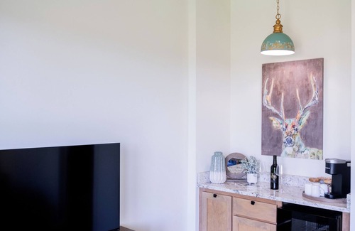 Stonewall Cabin | Jadestone/Casita #7 - Private Porch, Luxury, Country Feels, Walk to Wineries