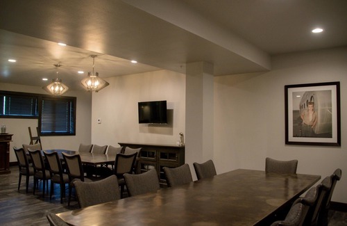 Okoboji Hotel | James Bond Executive Suite
