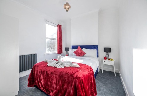 Broad Green Apartment | James house