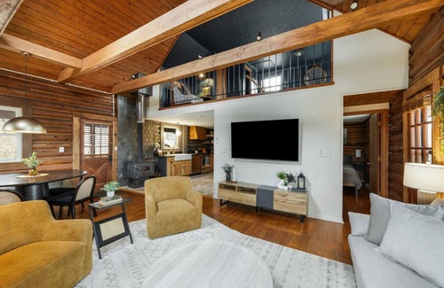 Lynchburg Apartment | James River Cabin, Riverfront with Hot Tub and Views!