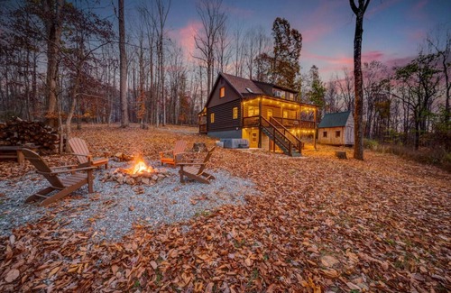 Lynchburg Apartment | James River Cabin, Riverfront with Hot Tub and Views!