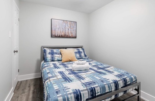Central Hamilton Apartment | James St Apartment with Queen sized bed