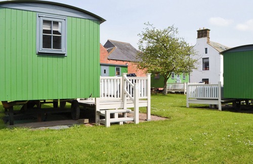 Wigton Cottage | Jamie’s Shepherds Hut is in a great little complex on the old site of a historical Roman fort.