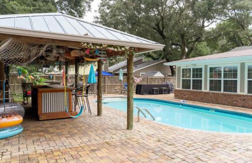 North Northwest Pensacola House | Jan's Oasis Family Retreat Pool Bar Games & Fun