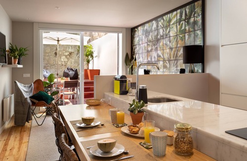 Uniao de Freguesias do Centro Apartment | Janika's Patio - New and Charming!