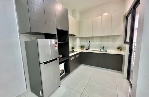 Central District Apartment | Japandi Beach Resort at Country Garden Danga bay