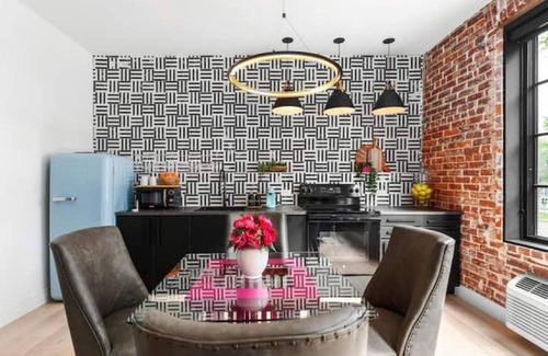 Golden Triangle Apartment | Jason Graves Art Suite 101