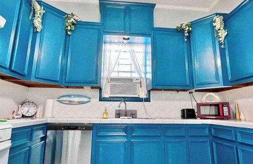 Galveston Apartment | Jaws-Dropping Quiet Shark Studio, Walk to Strand