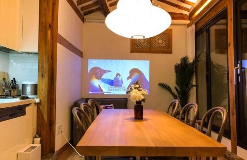 Gahoe-dong House | JAY Hanok ㅡ 3BR 3Bath ㅡ 8min from Anguk STN