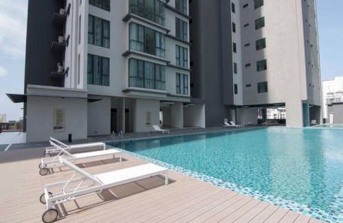 Seri Tanjung Pinang Apartment | Jazz 313 Cosy 2-Bedroom Suite with Pool & Seaview