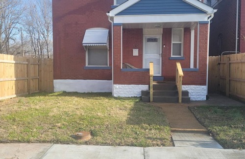 East St. Louis House | Jazzy C3 is a Spacious 3 Bedroom/2 Bath