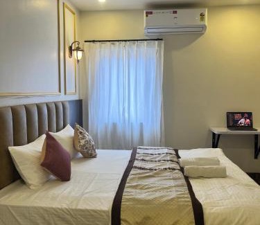 Lake Swaroop Sagar Hotel | Jeel Pearl Hotel