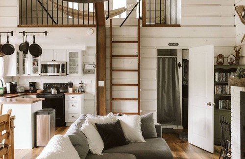 Faraday Cottage | Jeffrey Lake Cabin | Wood Fireplace · Hot Tub