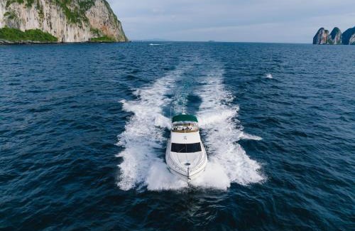 Koh Kaew Boat Rental | Jelly Bear