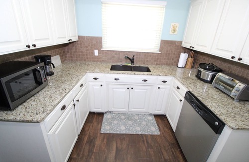 Jenks House | Jenks cozy home - Fenced yard - Dogs OK - Centrally Located