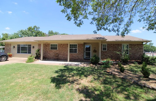 Jenks House | Jenks cozy home - Fenced yard - Dogs OK - Centrally Located