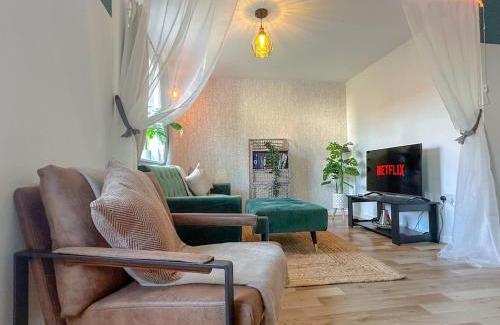 Wokingham Apartment | Jennett's Luxury Home with Parking and Garden