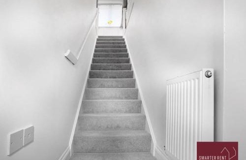 Wokingham Apartment | Jennetts Park, Bracknell - 2 Bedroom Maisonette With Parking