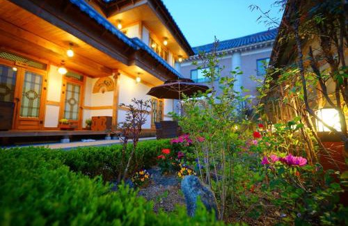 Jeonju House | Jeonju Dwaejikkum Hanok