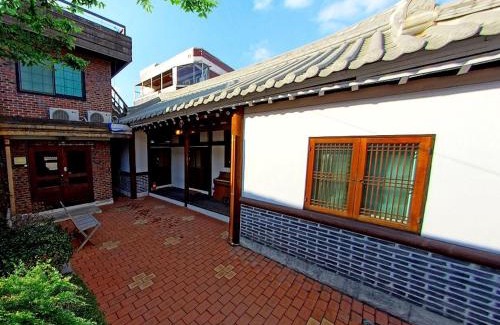 Jeonju House | Jeonju Namugeuneul and Geunsoonae Chogajip