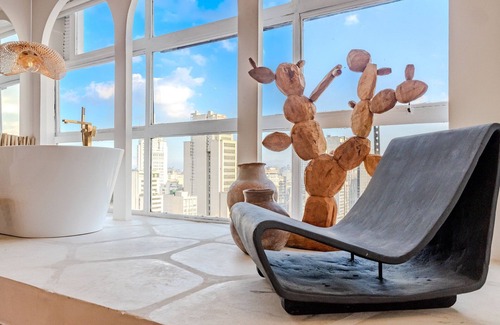 Central Zone House | Jeri Sampa Spa: bathtub and view from the 37th fl