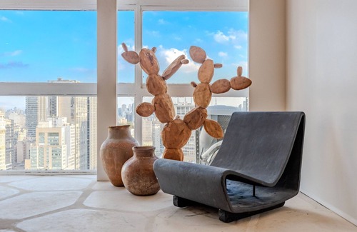 Central Zone House | Jeri Sampa Spa: bathtub and view from the 37th fl
