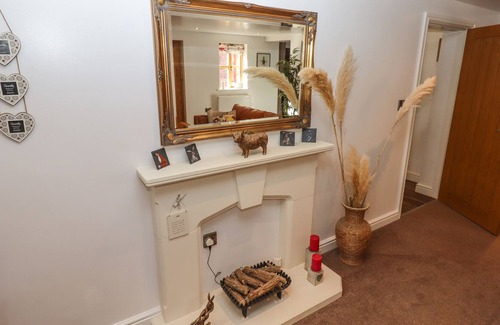 Stramshall Cottage | JERSEY BARN, character holiday cottage, with a garden in Uttoxeter