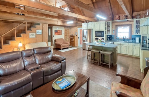 Crowder Cabin | Jewell of Eufaula! Lake view, hot tub, & fire pit!