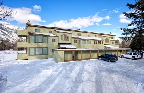 Moose Wilson Road Condo | JHRL - Lupine 1923 - Great Location in the Aspens, Walk to Market and Bus Stop