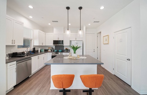 Walnut House | Jie’s Walnut Radiance Elegant 3B2.5B Stay